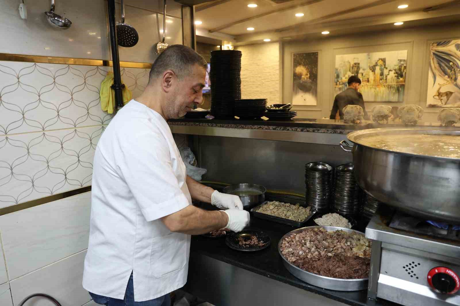 8 adet pirana balığı 12 yıldır kelle paçayla besleniyor
