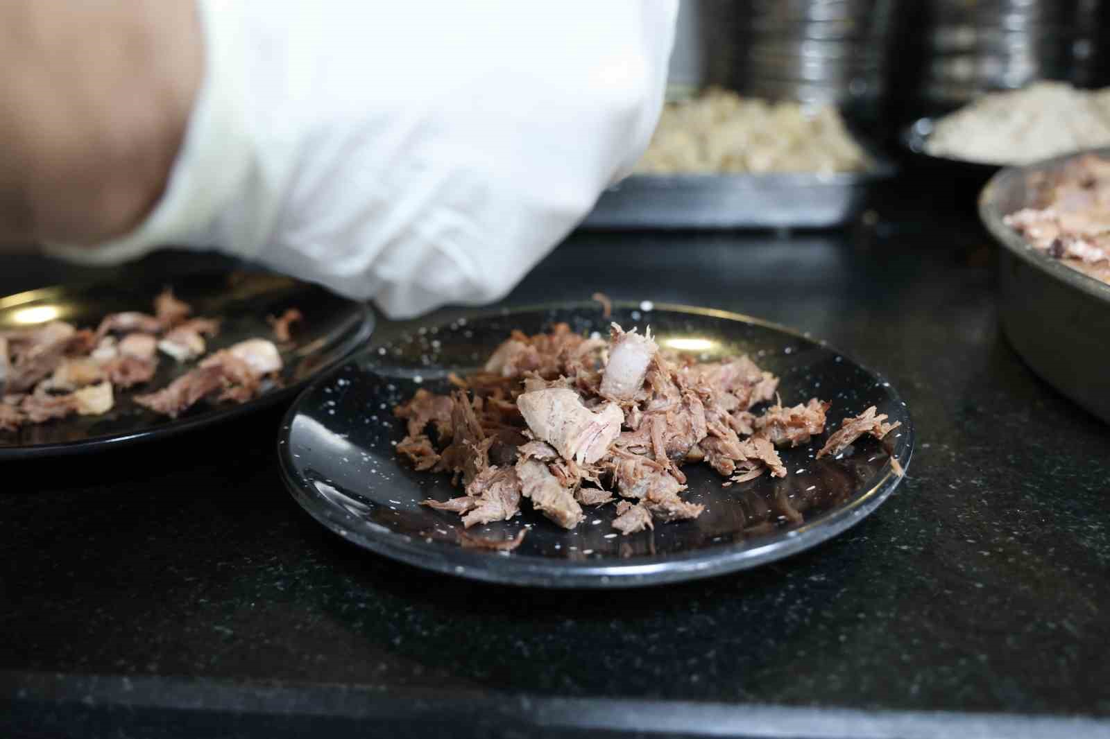 8 adet pirana balığı 12 yıldır kelle paçayla besleniyor
