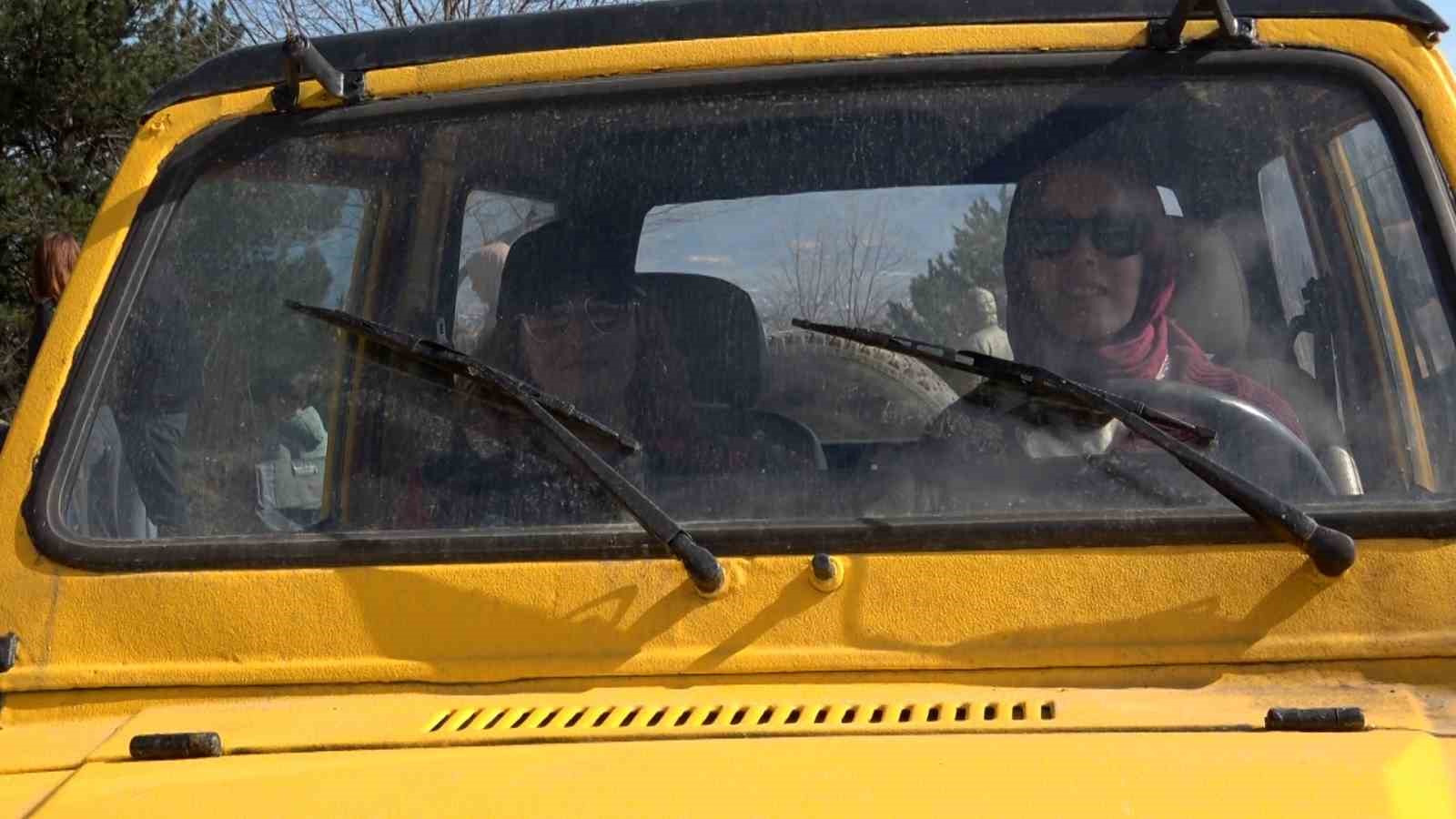 8 Mart’ta direksiyon kadınlarda: Bolu’da zorlu parkurun tozunu attırdılar
