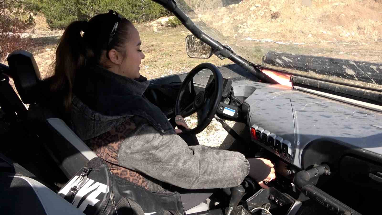 8 Mart’ta direksiyon kadınlarda: Bolu’da zorlu parkurun tozunu attırdılar
