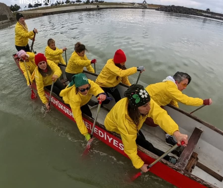 8 Mart’ta Karadeniz’in soğuk sularında kürek çektiler
