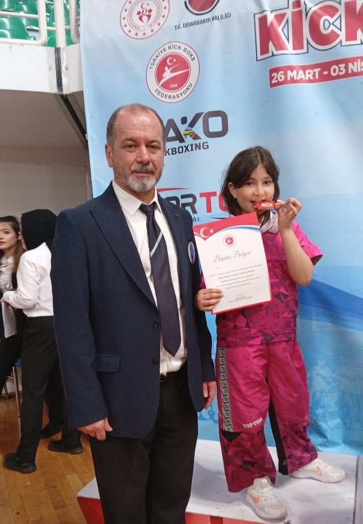 8 yaşındaki demir yumruk Nebahat Eda’dan gururlandıran başarı
