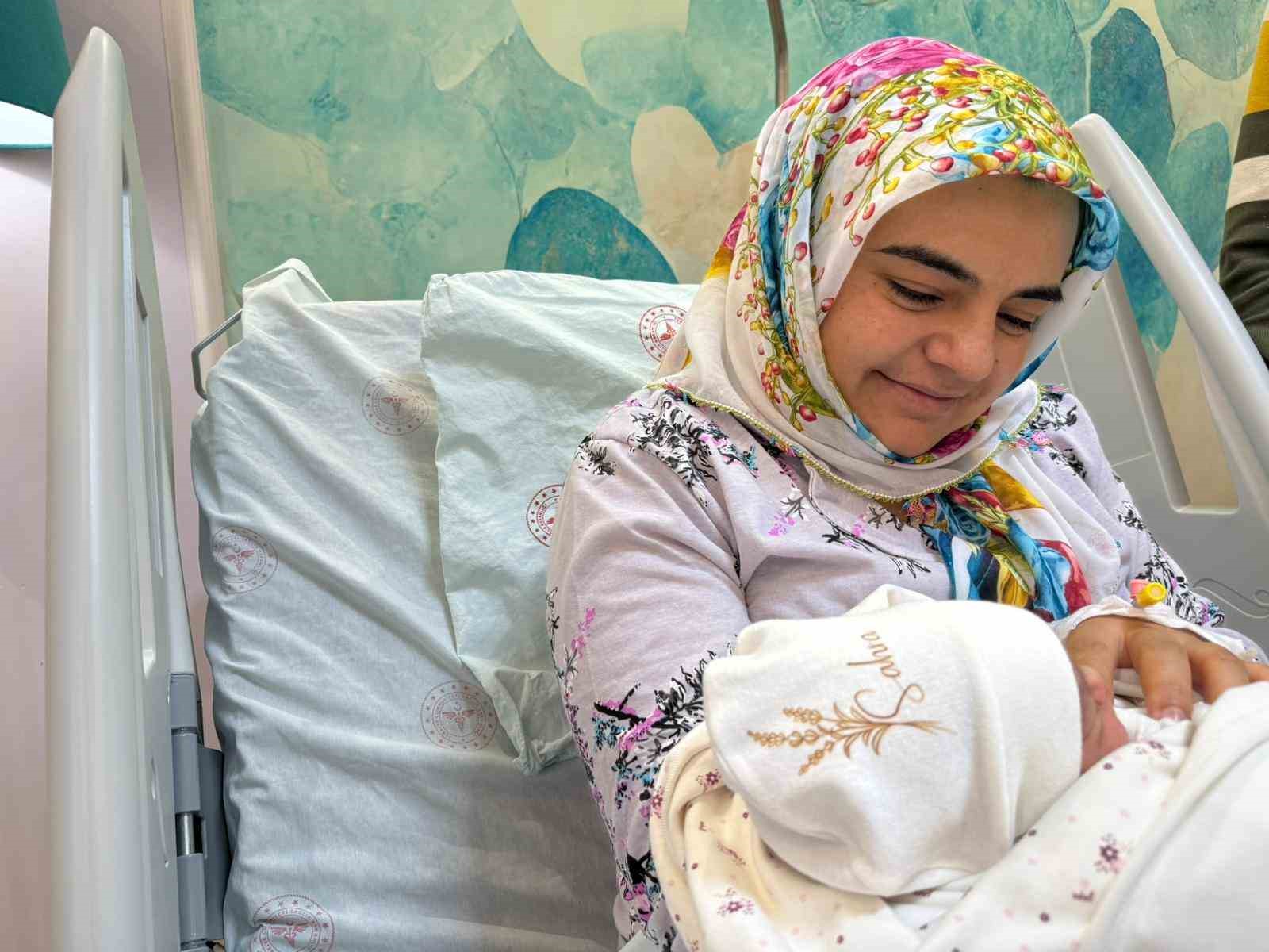 8 yıllık evlat hasreti yılbaşında son buldu: Tunceli’de 2026’nın ilk bebeği "Sahra" dünyaya gözlerini açtı
