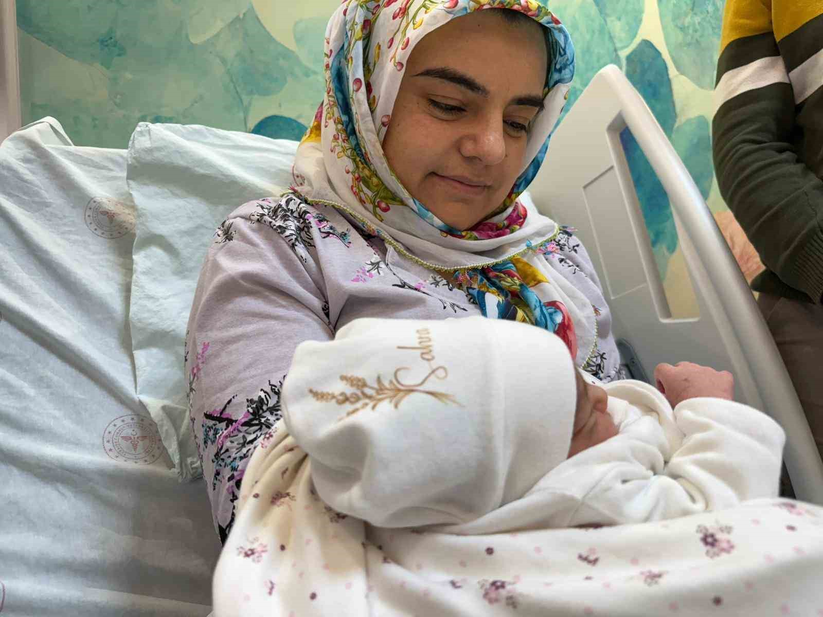 8 yıllık evlat hasreti yılbaşında son buldu: Tunceli’de 2026’nın ilk bebeği "Sahra" dünyaya gözlerini açtı
