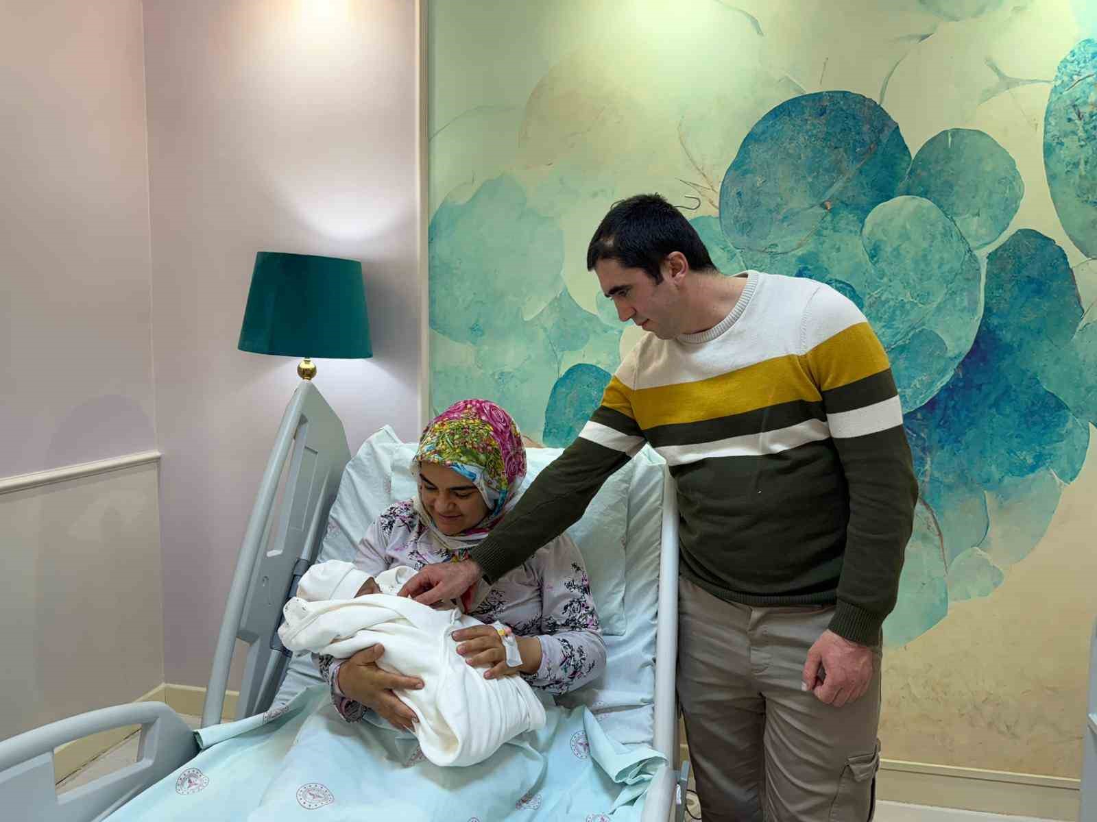 8 yıllık evlat hasreti yılbaşında son buldu: Tunceli’de 2026’nın ilk bebeği "Sahra" dünyaya gözlerini açtı
