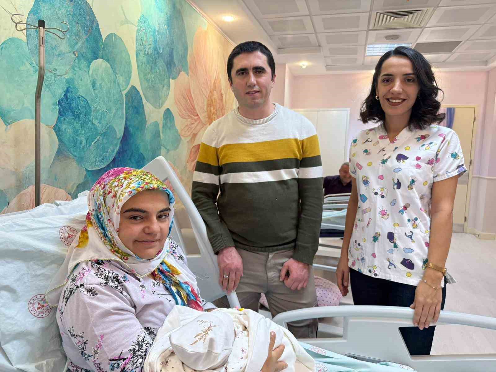 8 yıllık evlat hasreti yılbaşında son buldu: Tunceli’de 2026’nın ilk bebeği "Sahra" dünyaya gözlerini açtı
