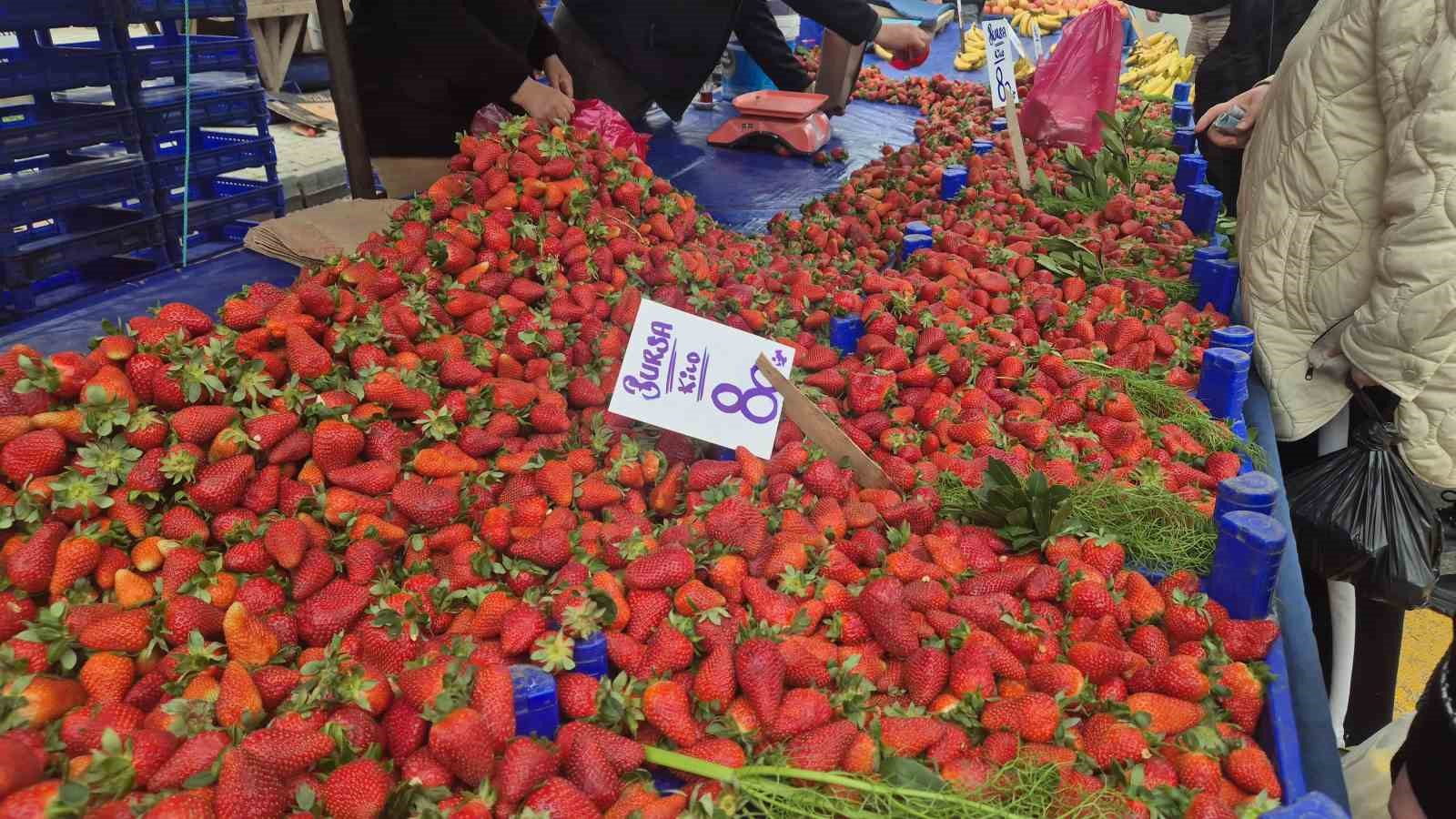 80 TL’lik çileğe yoğun ilgi

