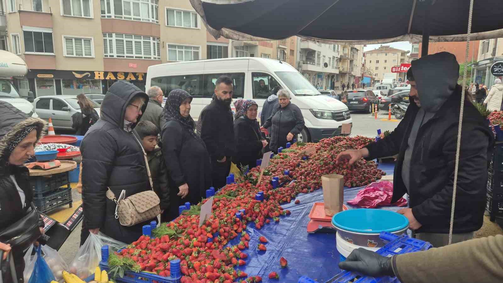 80 TL’lik çileğe yoğun ilgi
