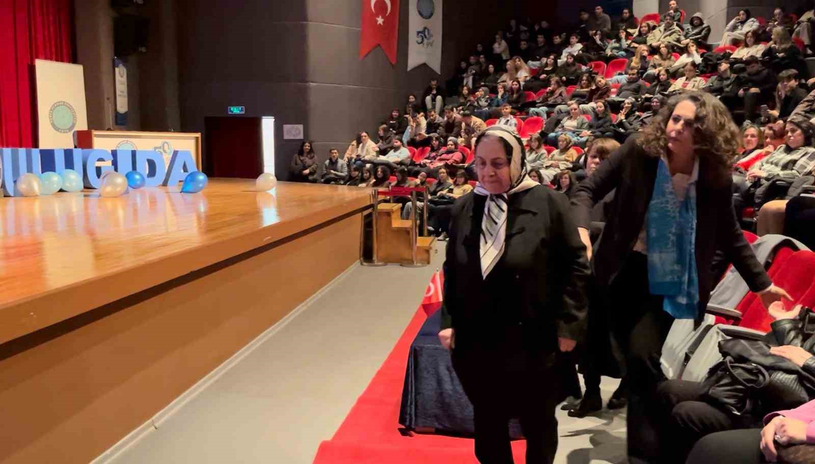 80 yaşındaki emekli öğretmen, kansere yenik düşen profesör kızını gözyaşlarıyla andı
