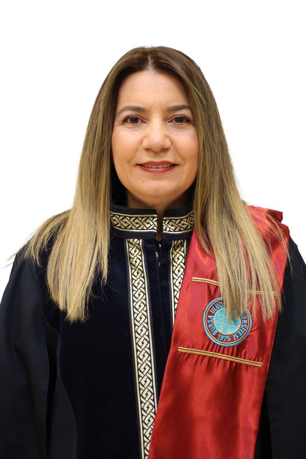 80 yaşındaki emekli öğretmen, kansere yenik düşen profesör kızını gözyaşlarıyla andı
