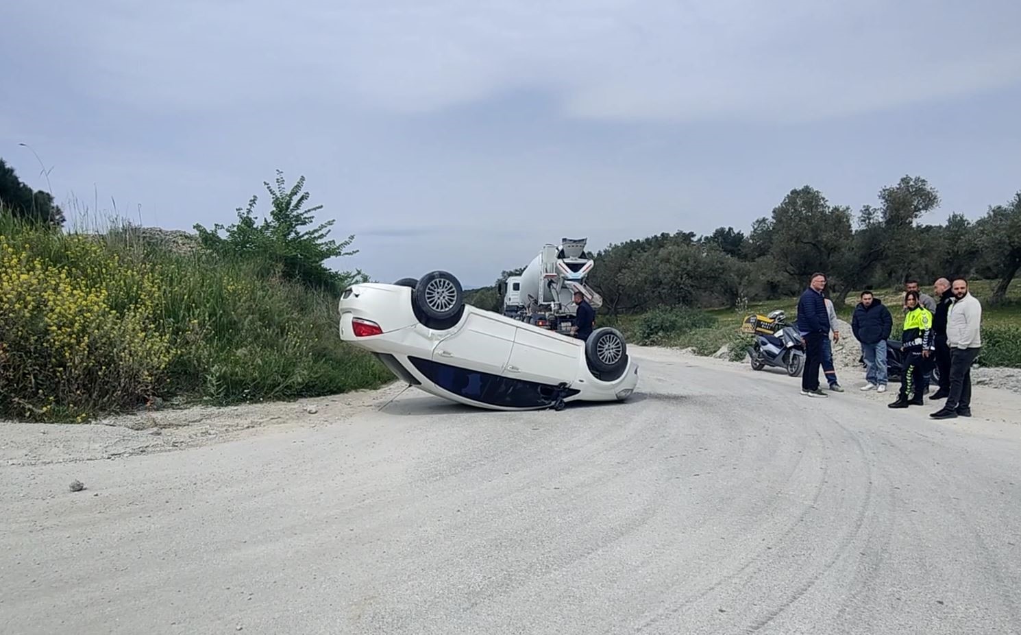 80 yaşındaki sürücü takla atan araçtan sağ çıktı

