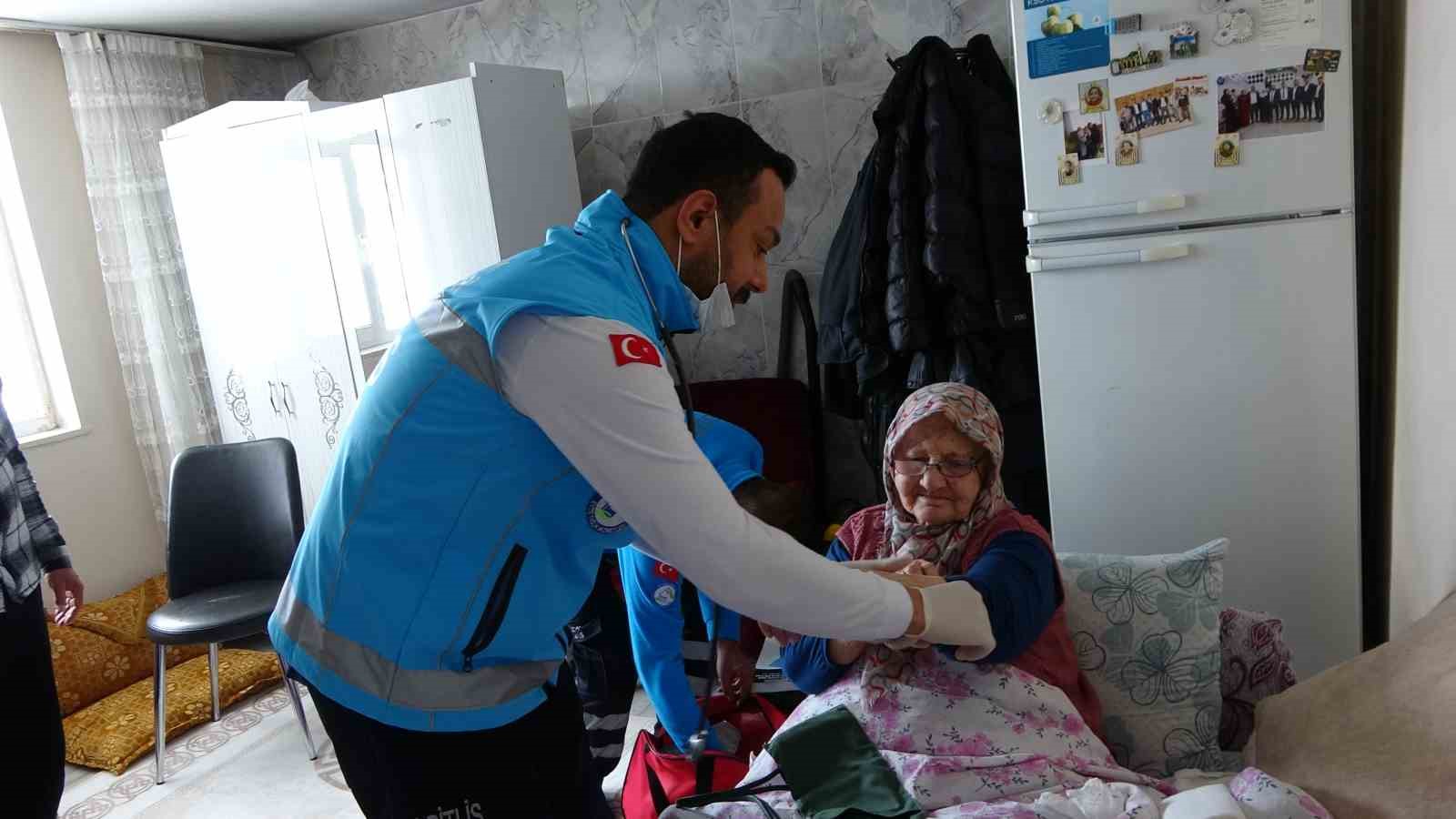 81 yaşındaki hastaya evinde diş tedavisi hizmeti
