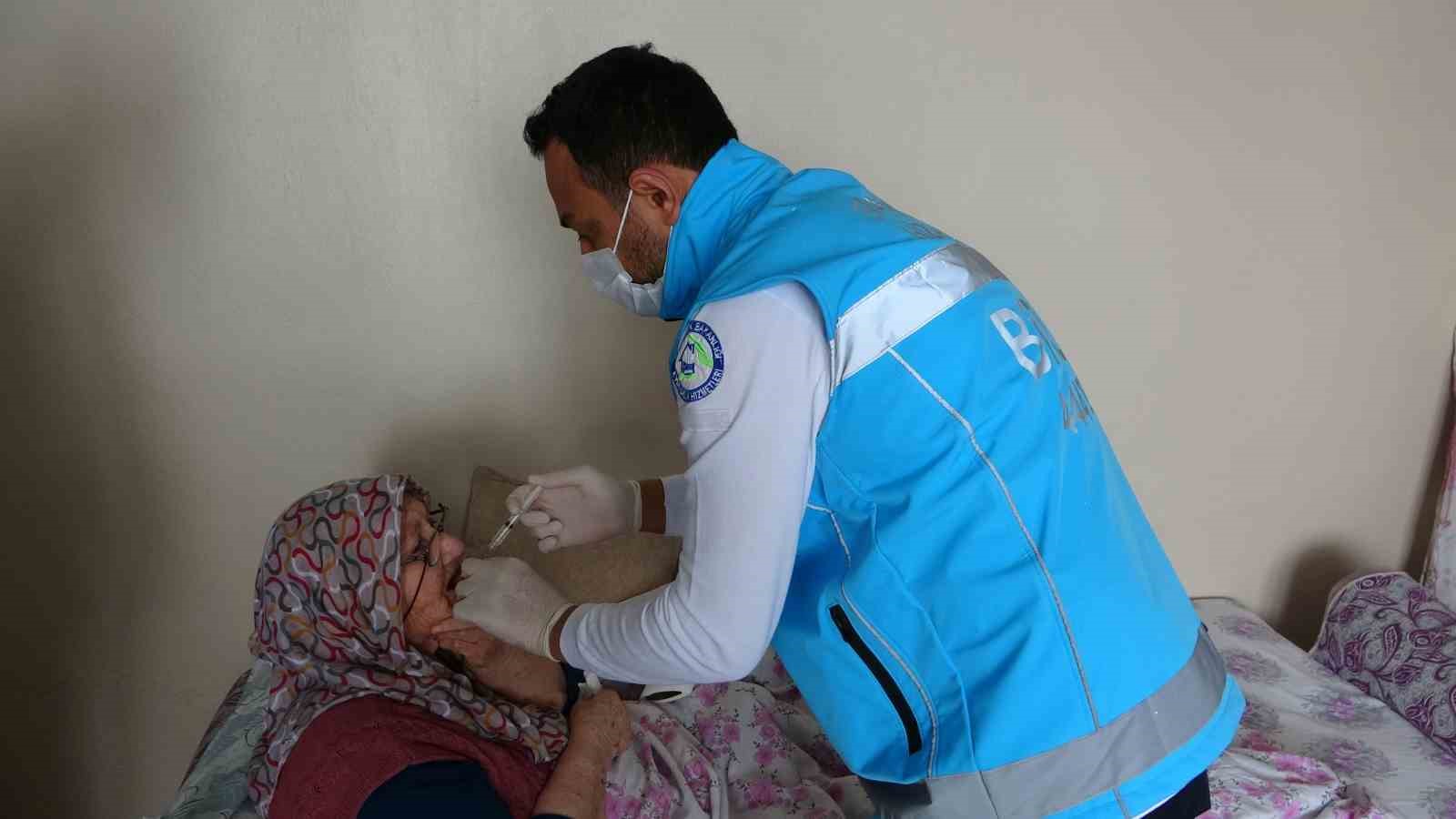 81 yaşındaki hastaya evinde diş tedavisi hizmeti
