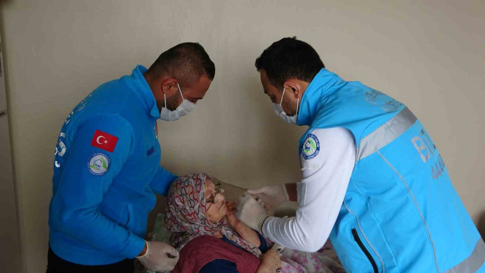 81 yaşındaki hastaya evinde diş tedavisi hizmeti
