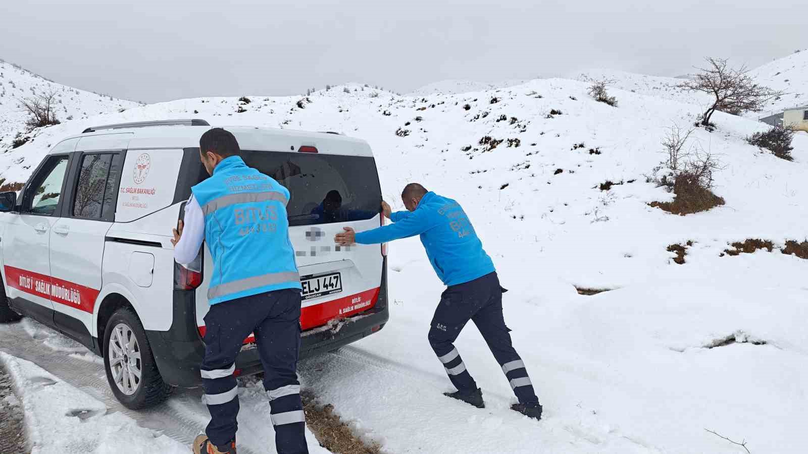 81 yaşındaki hastaya evinde diş tedavisi hizmeti
