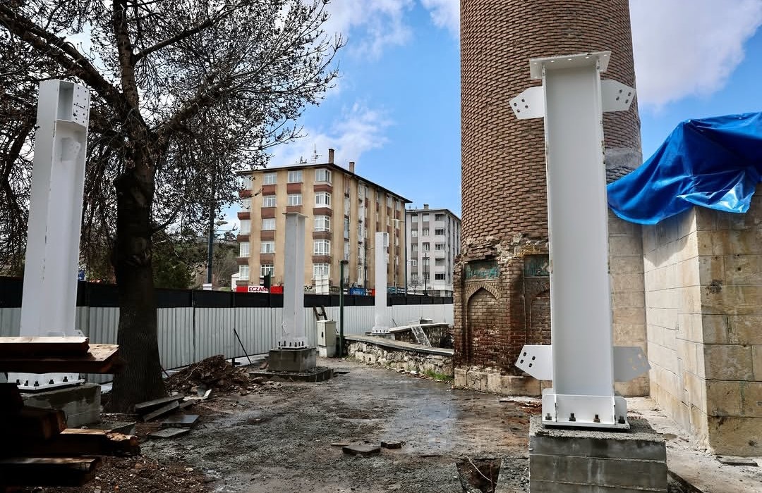 833 yıllık tarihi caminin restorasyonu titizlikle devam ediyor
