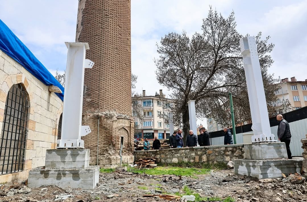 833 yıllık tarihi caminin restorasyonu titizlikle devam ediyor
