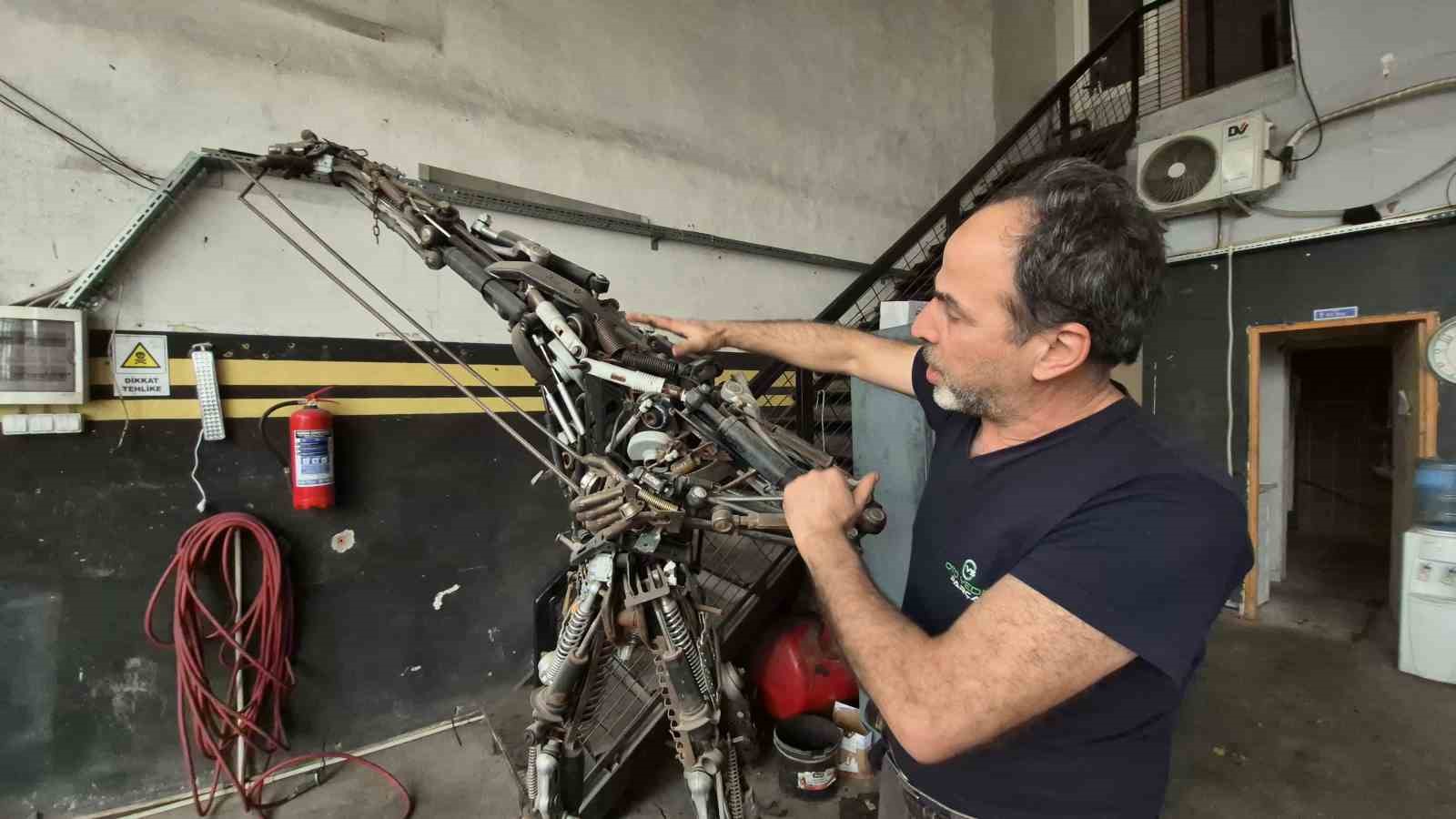 850 parça hurdayı birleştirdi, 200 kiloluk metal figür yaptı
