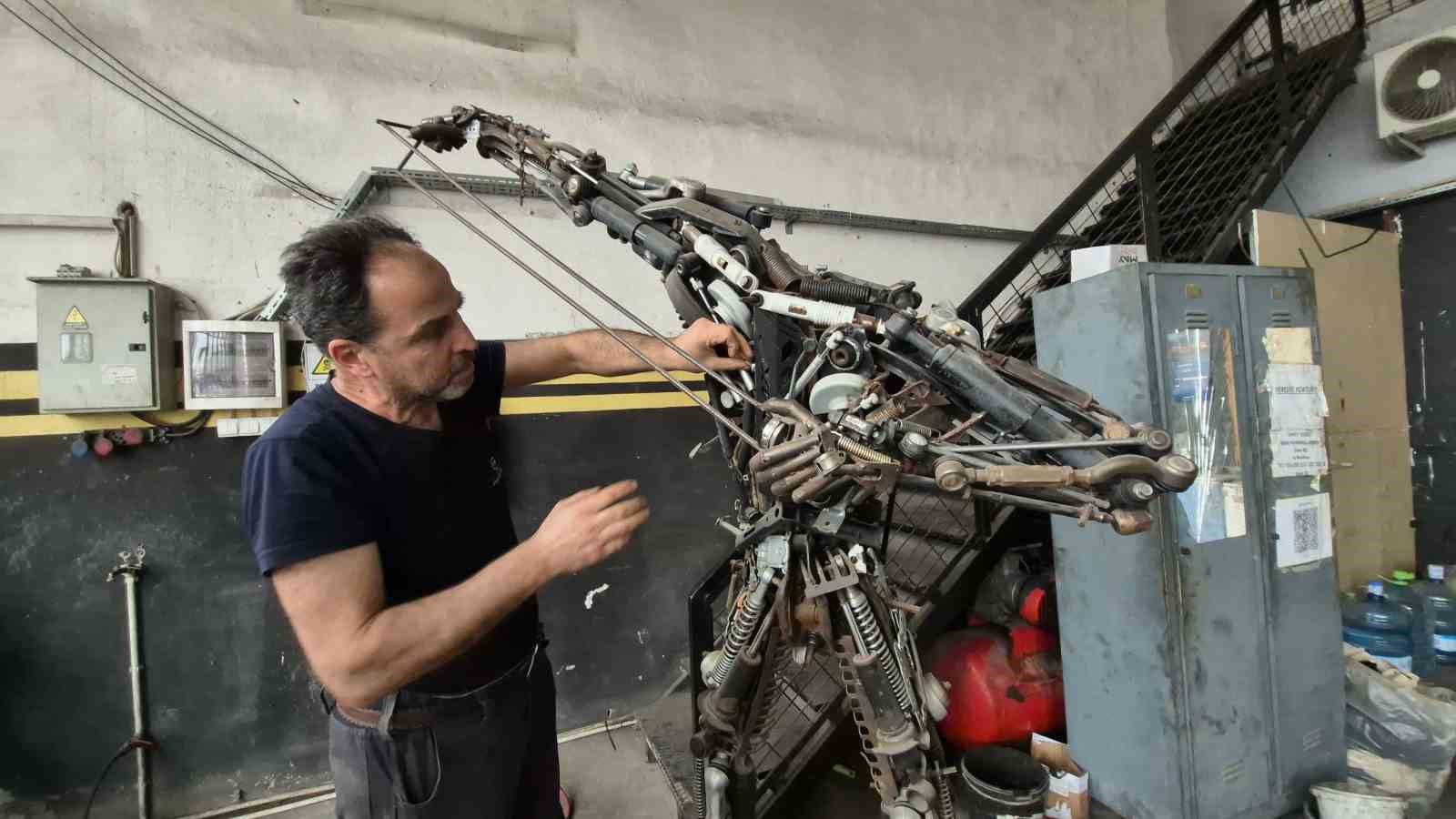 850 parça hurdayı birleştirdi, 200 kiloluk metal figür yaptı
