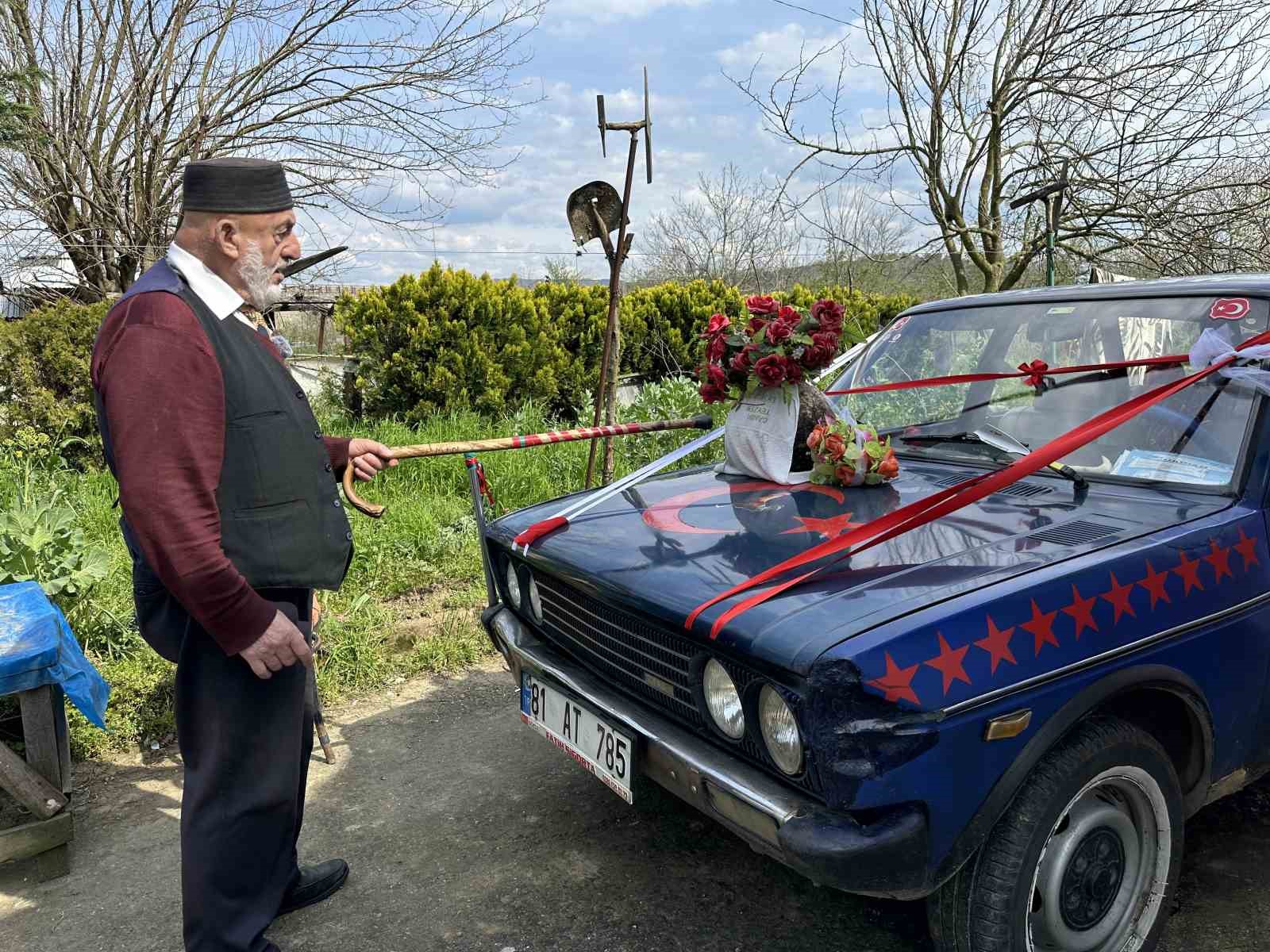 86 yaşında eşi için gelin arabası süsledi, kendi yazdığı şiirle aşkını haykırdı
