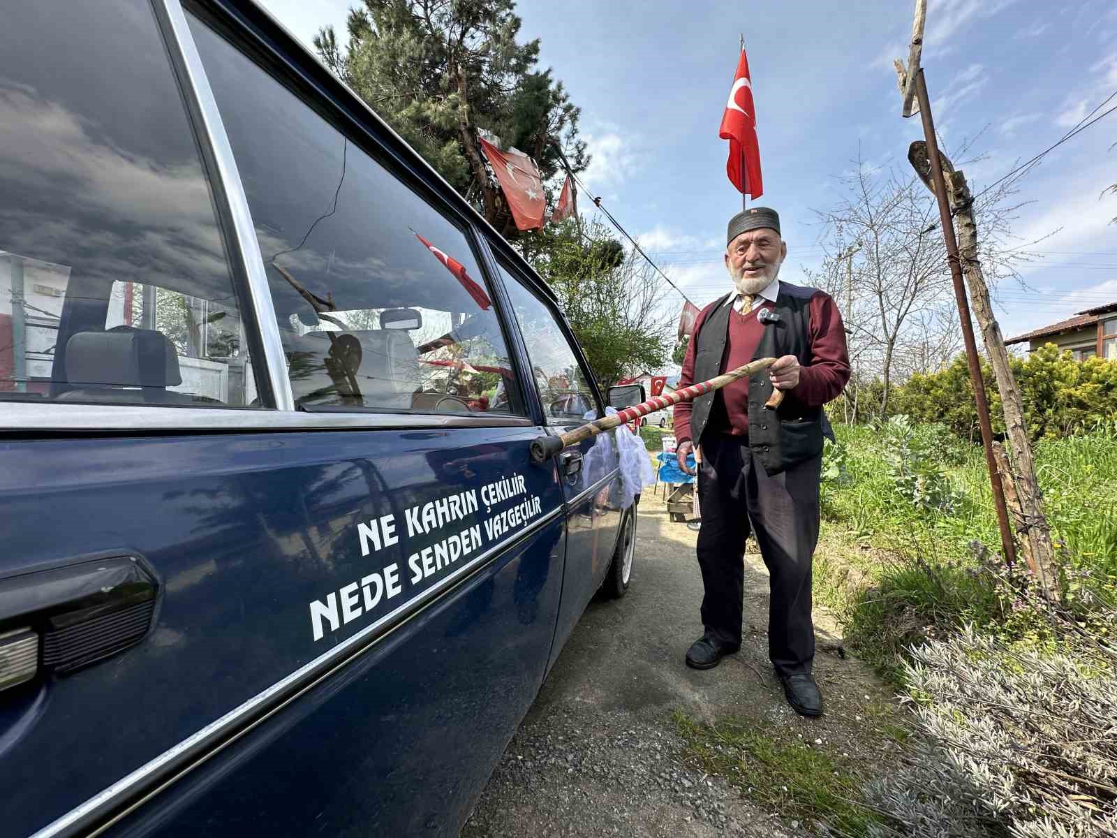 86 yaşında eşi için gelin arabası süsledi, kendi yazdığı şiirle aşkını haykırdı
