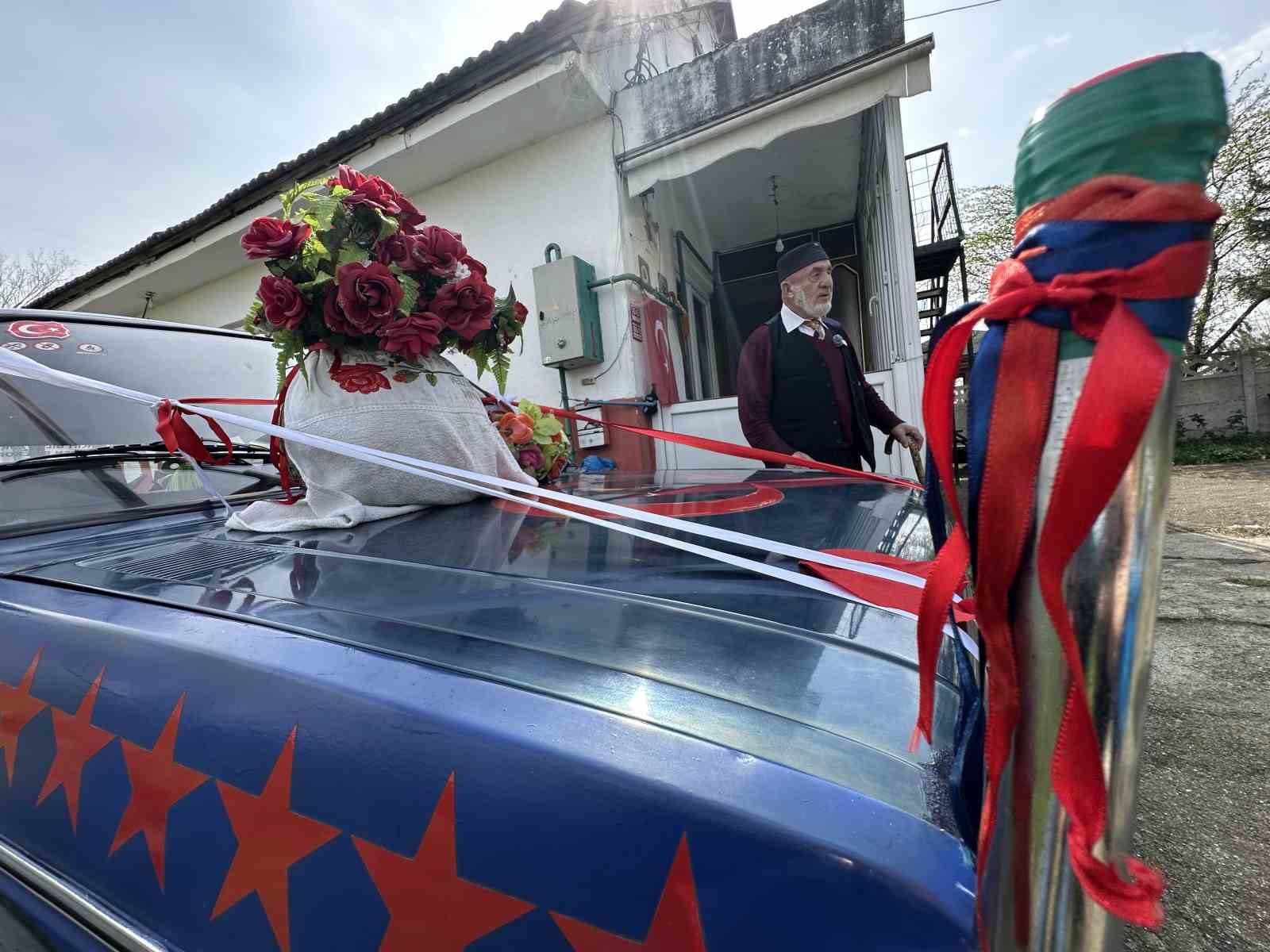 86 yaşında eşi için gelin arabası süsledi, kendi yazdığı şiirle aşkını haykırdı
