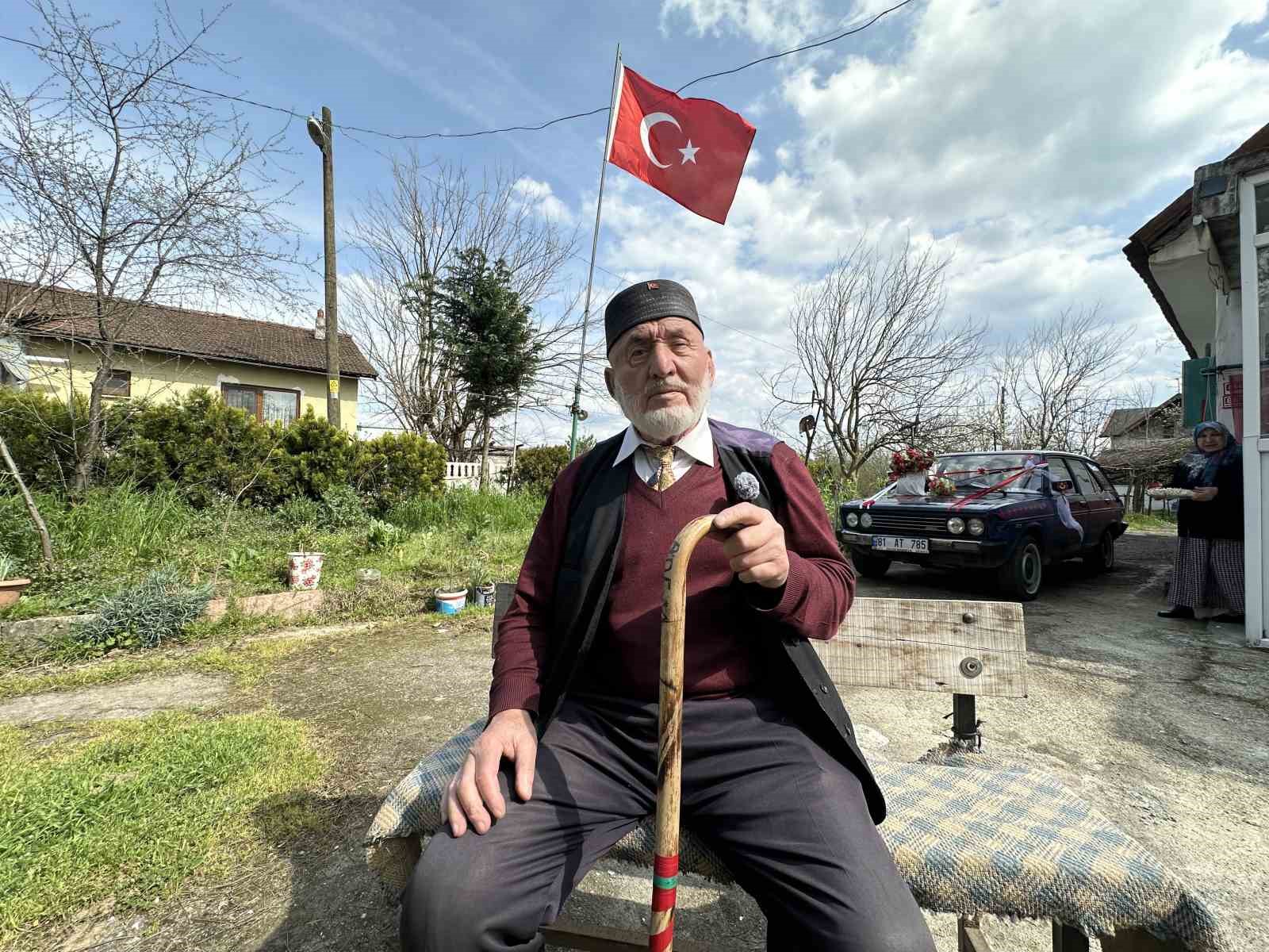 86 yaşında eşi için gelin arabası süsledi, kendi yazdığı şiirle aşkını haykırdı
