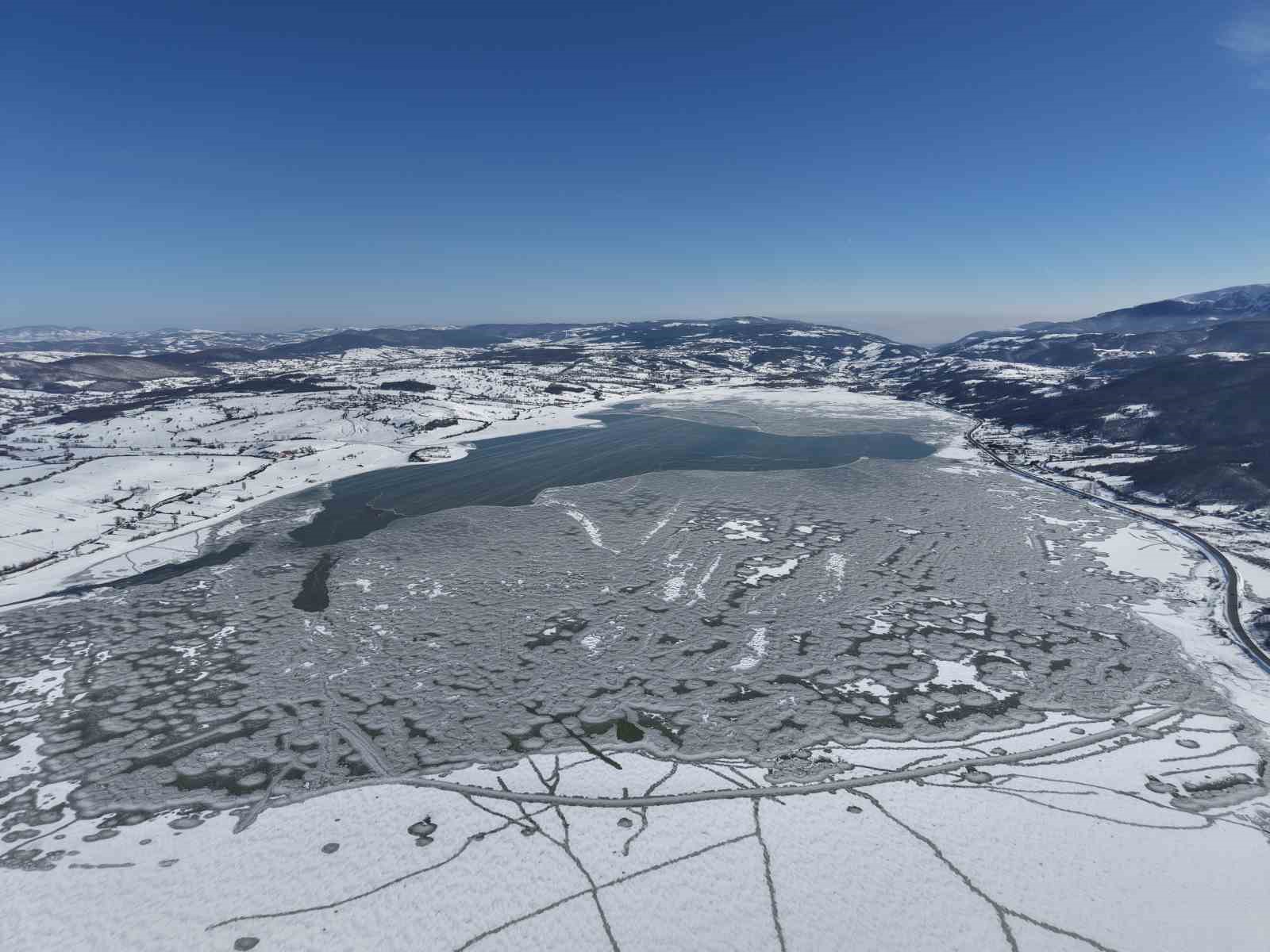 870 hektarlık Ladik Gölü buz tuttu: Kar yağışı göle can suyu oldu
