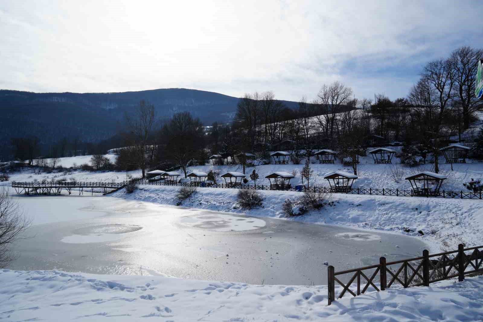 870 hektarlık Ladik Gölü buz tuttu: Kar yağışı göle can suyu oldu
