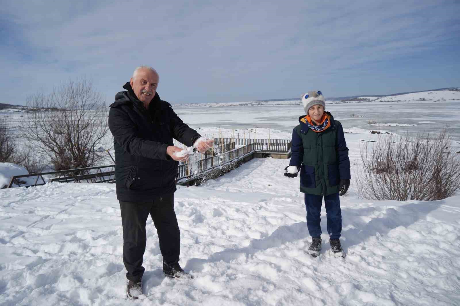 870 hektarlık Ladik Gölü buz tuttu: Kar yağışı göle can suyu oldu

