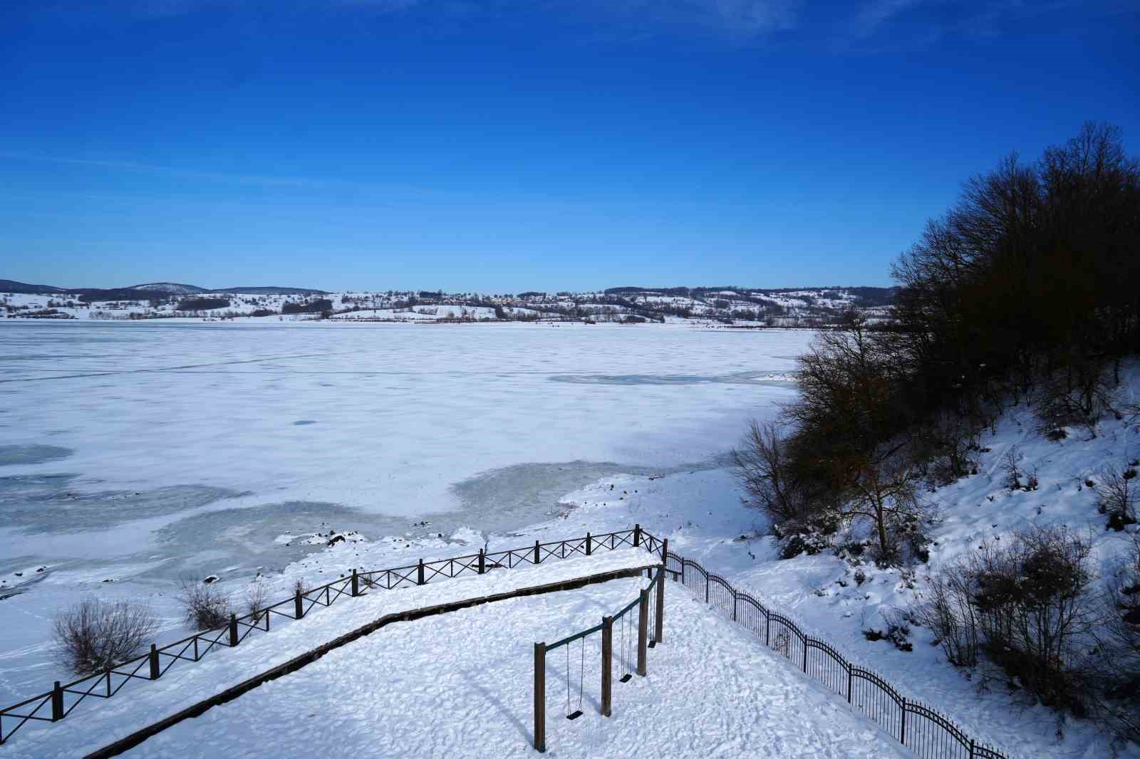 870 hektarlık Ladik Gölü buz tuttu: Kar yağışı göle can suyu oldu
