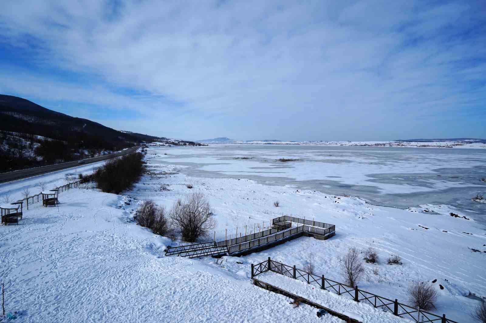 870 hektarlık Ladik Gölü buz tuttu: Kar yağışı göle can suyu oldu
