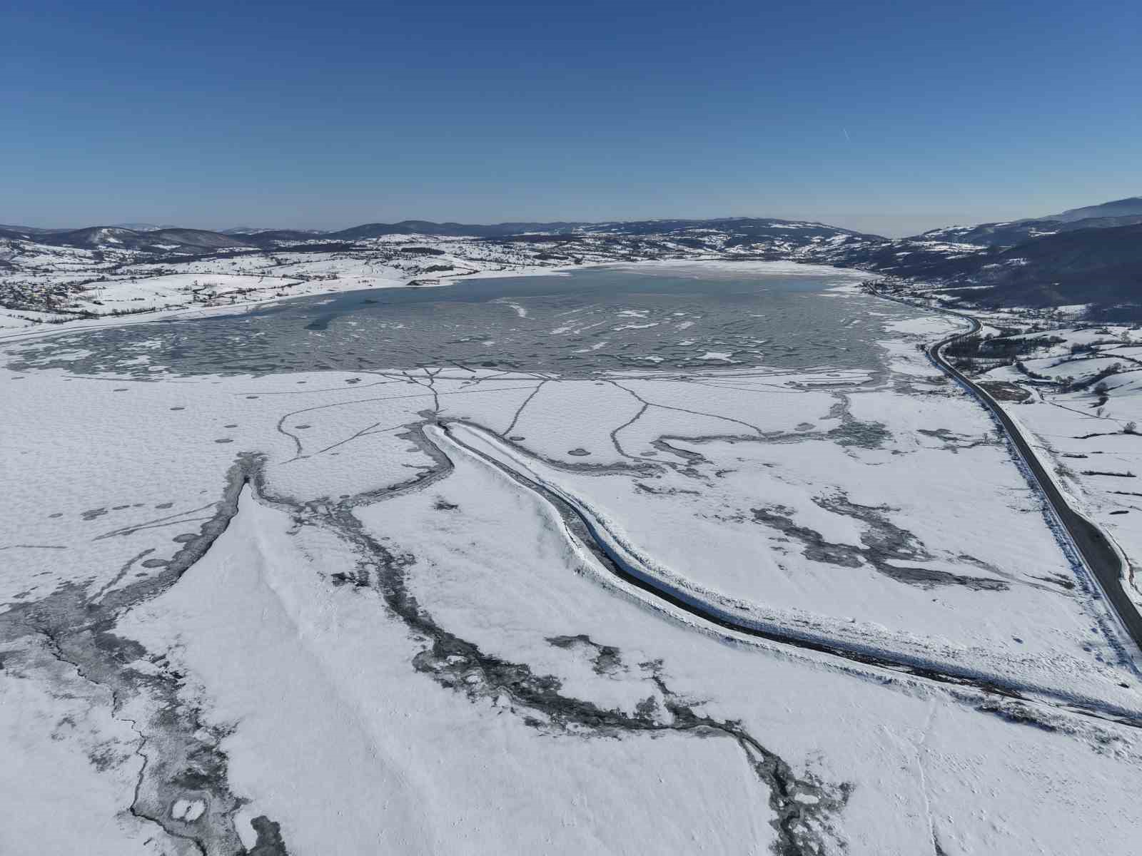 870 hektarlık Ladik Gölü buz tuttu: Kar yağışı göle can suyu oldu

