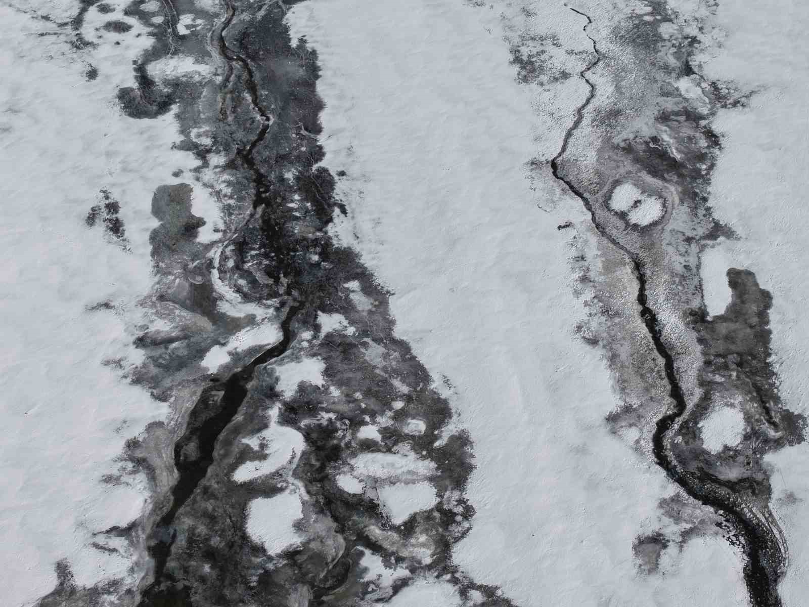 870 hektarlık Ladik Gölü buz tuttu: Kar yağışı göle can suyu oldu
