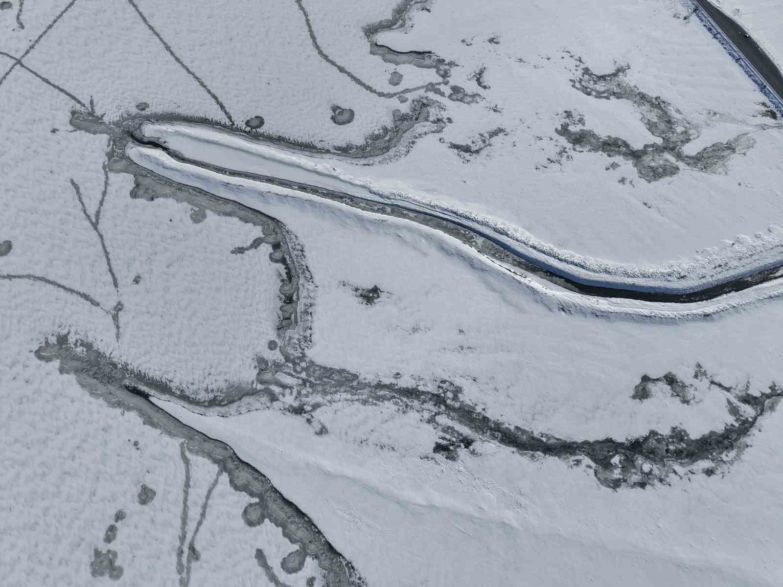 870 hektarlık Ladik Gölü buz tuttu: Kar yağışı göle can suyu oldu
