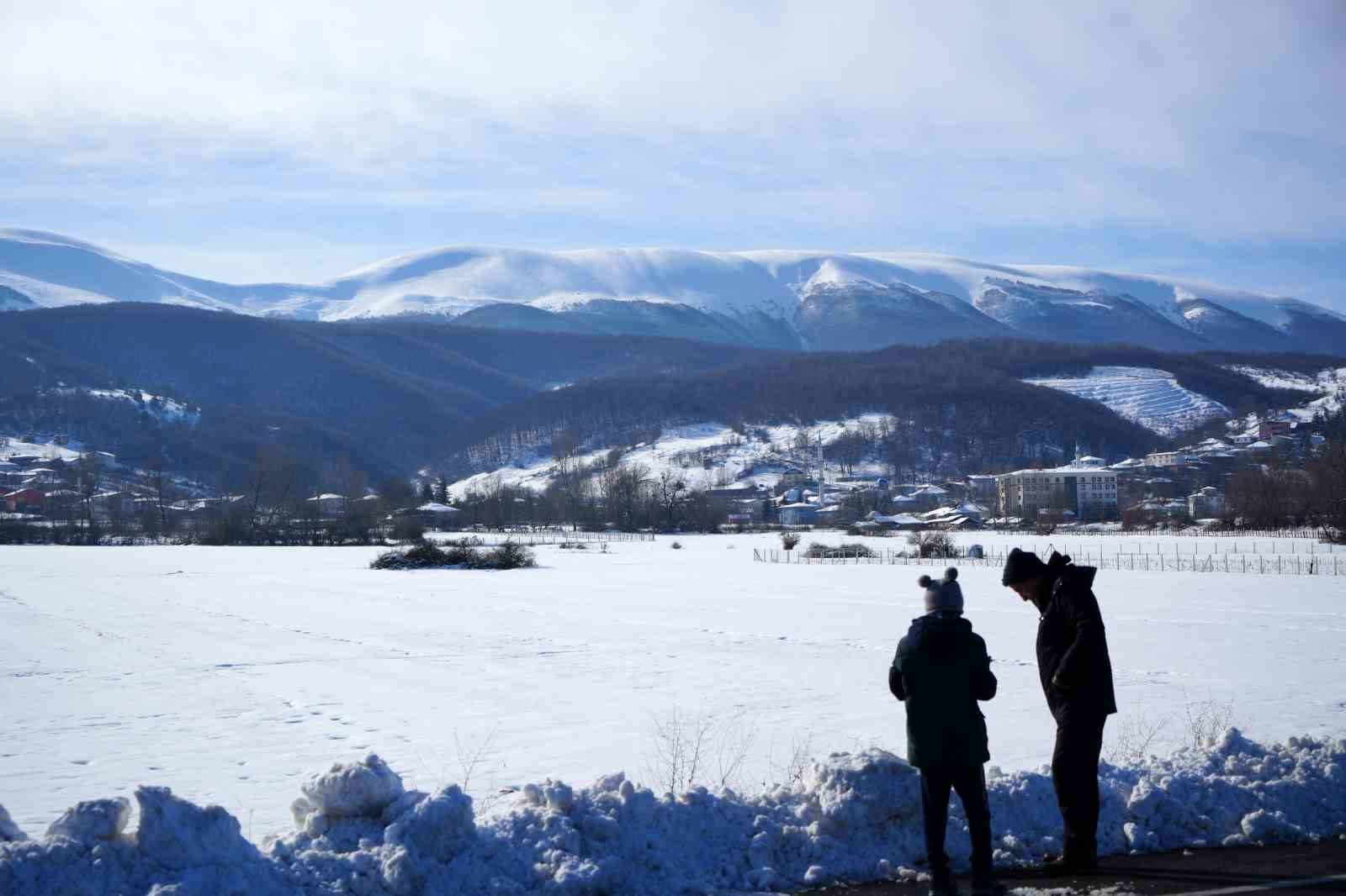 870 hektarlık Ladik Gölü buz tuttu: Kar yağışı göle can suyu oldu
