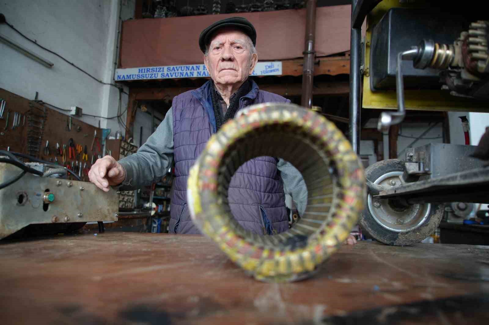 88’lik usta gençlere taş çıkarıyor
