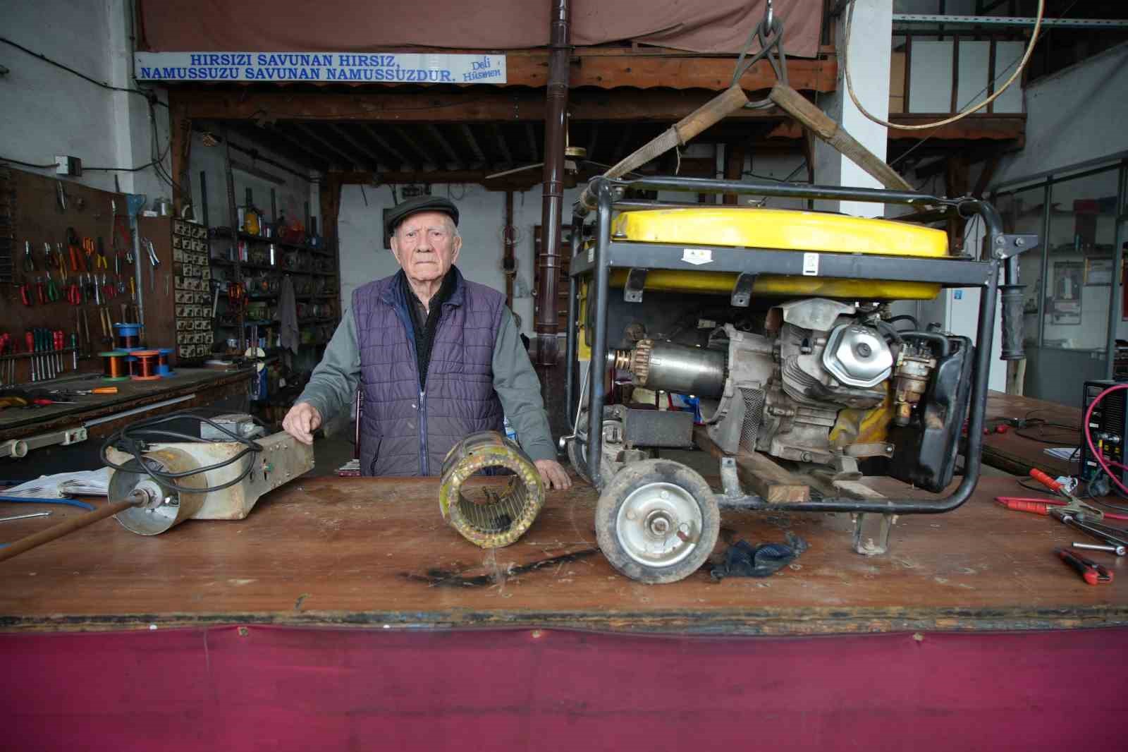 88’lik usta gençlere taş çıkarıyor
