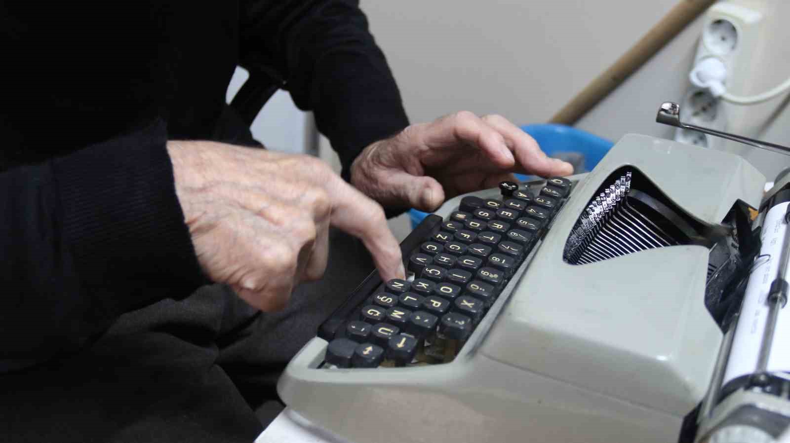 93 yaşındaki arzuhalci mesleğini ilk günkü aşkla sürdürüyor
