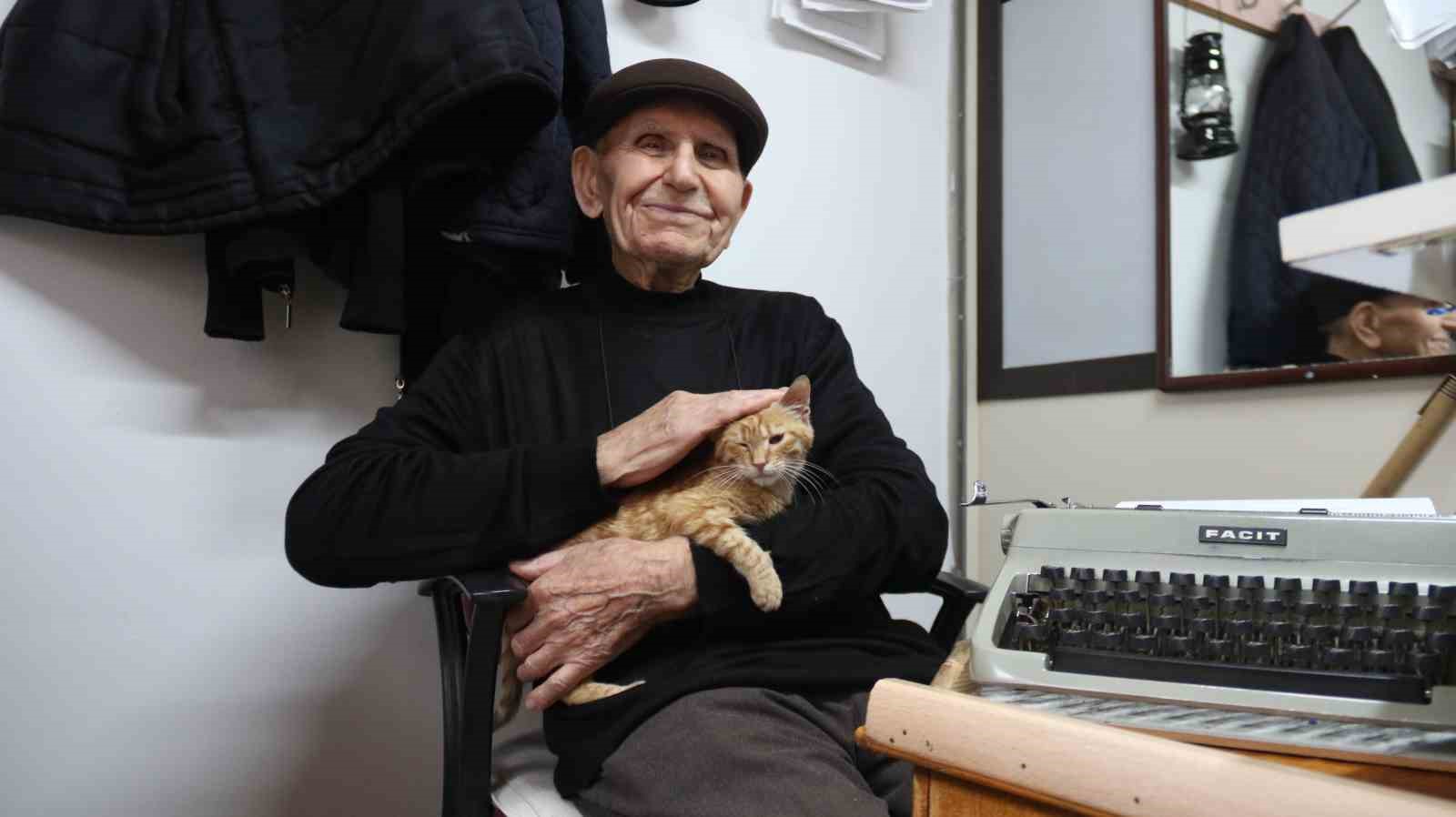 93 yaşındaki arzuhalci mesleğini ilk günkü aşkla sürdürüyor
