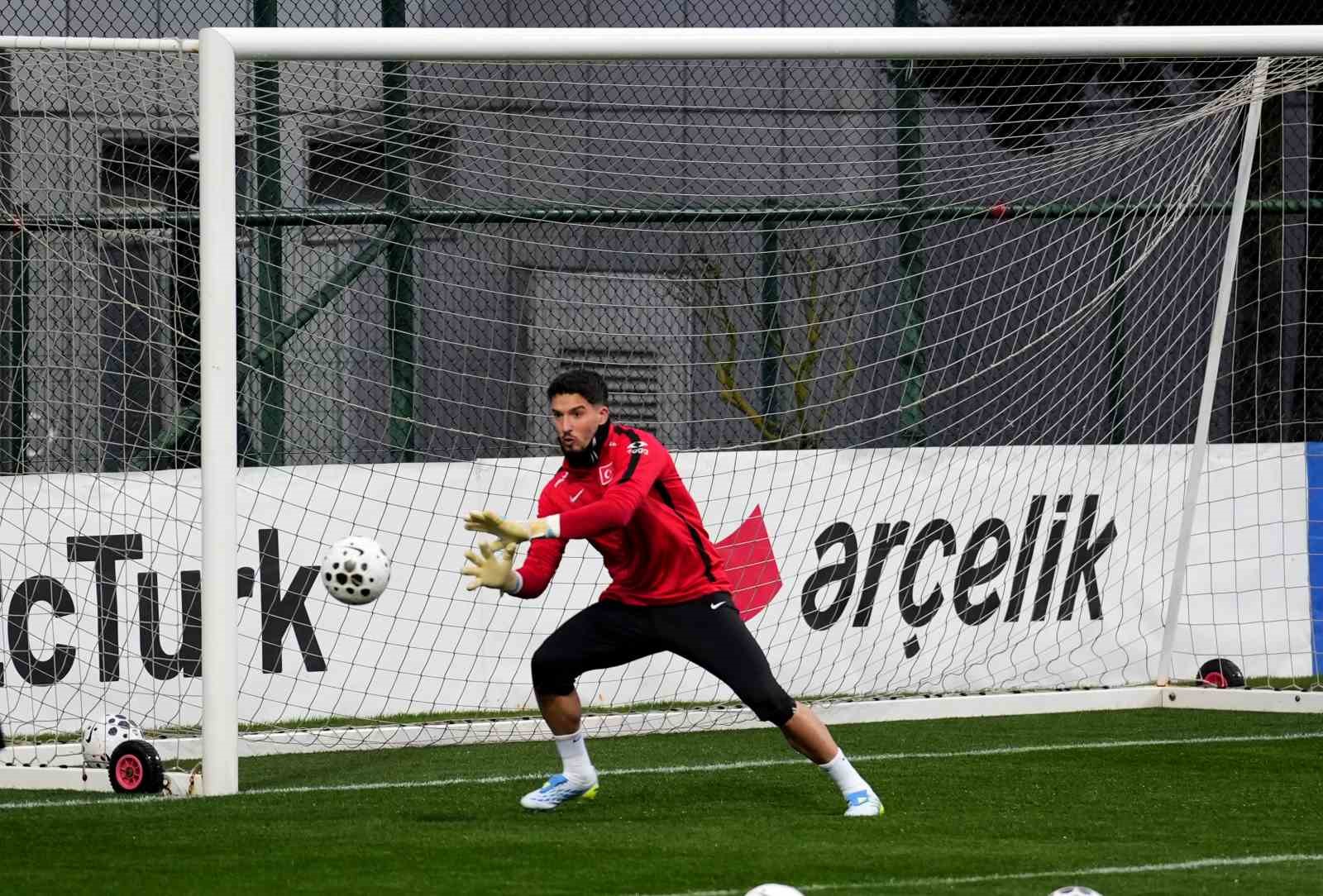 A Milli Futbol Takımı, Romanya maçı hazırlıklarını sürdürdü
