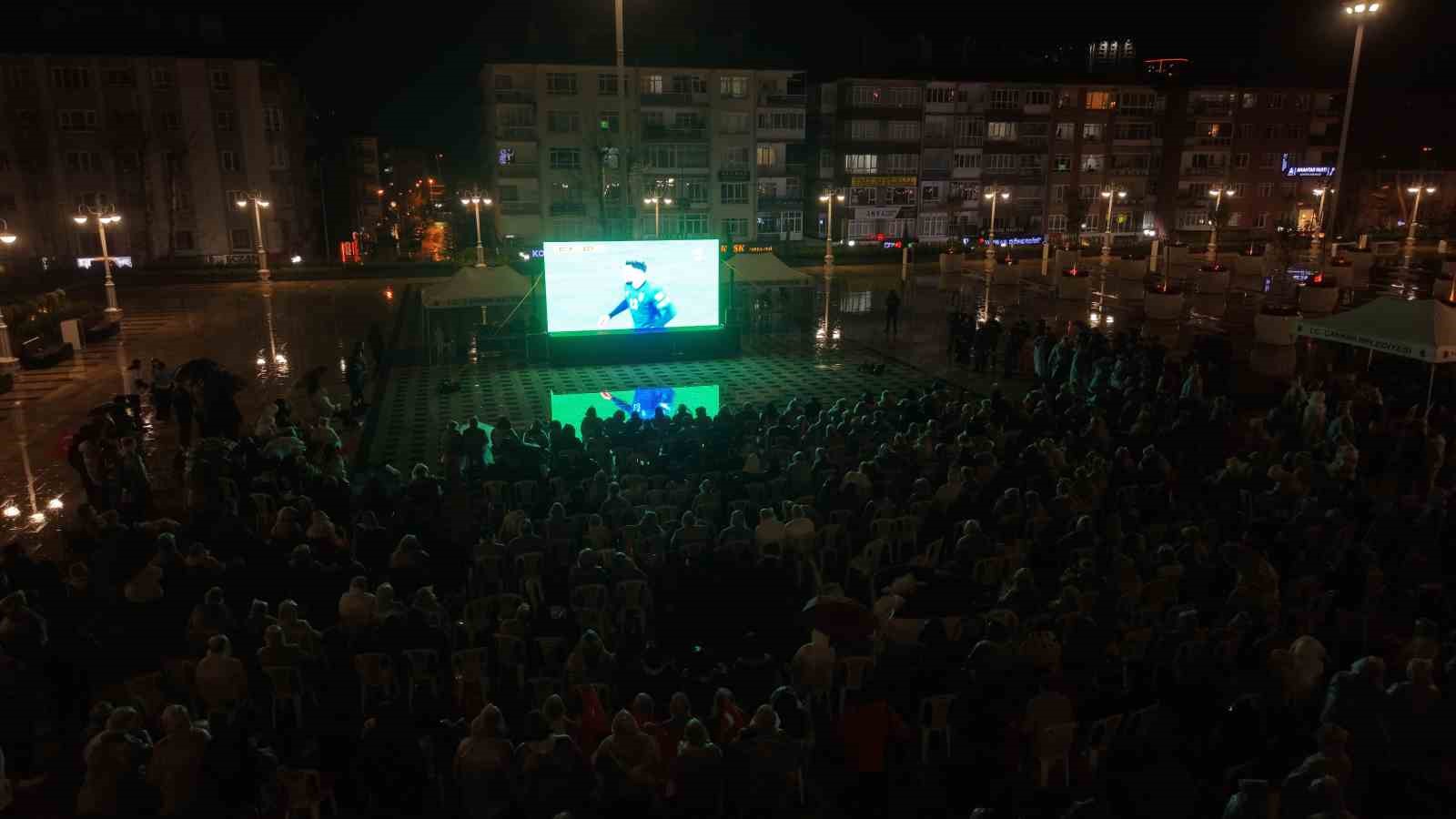 A Milli Futbol Takımı’na yağmur altında destek
