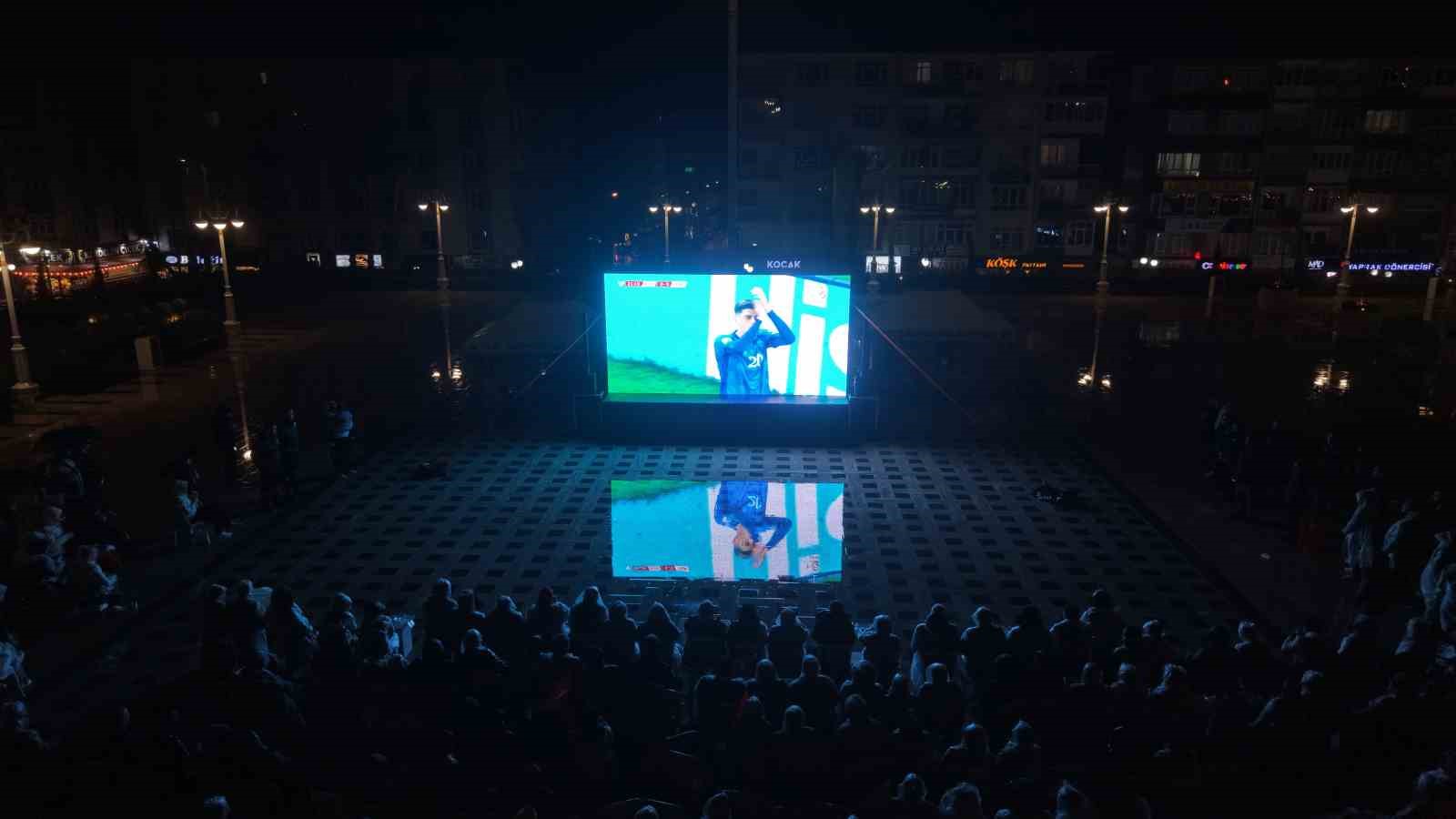 A Milli Futbol Takımı’na yağmur altında destek
