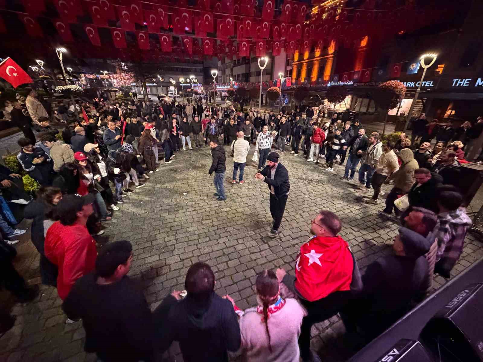 A Milli Futbol Takımı’nın, Dünya Kupası’na katılmaya hak kazanması Trabzon’da coşkuyla kutlandı
