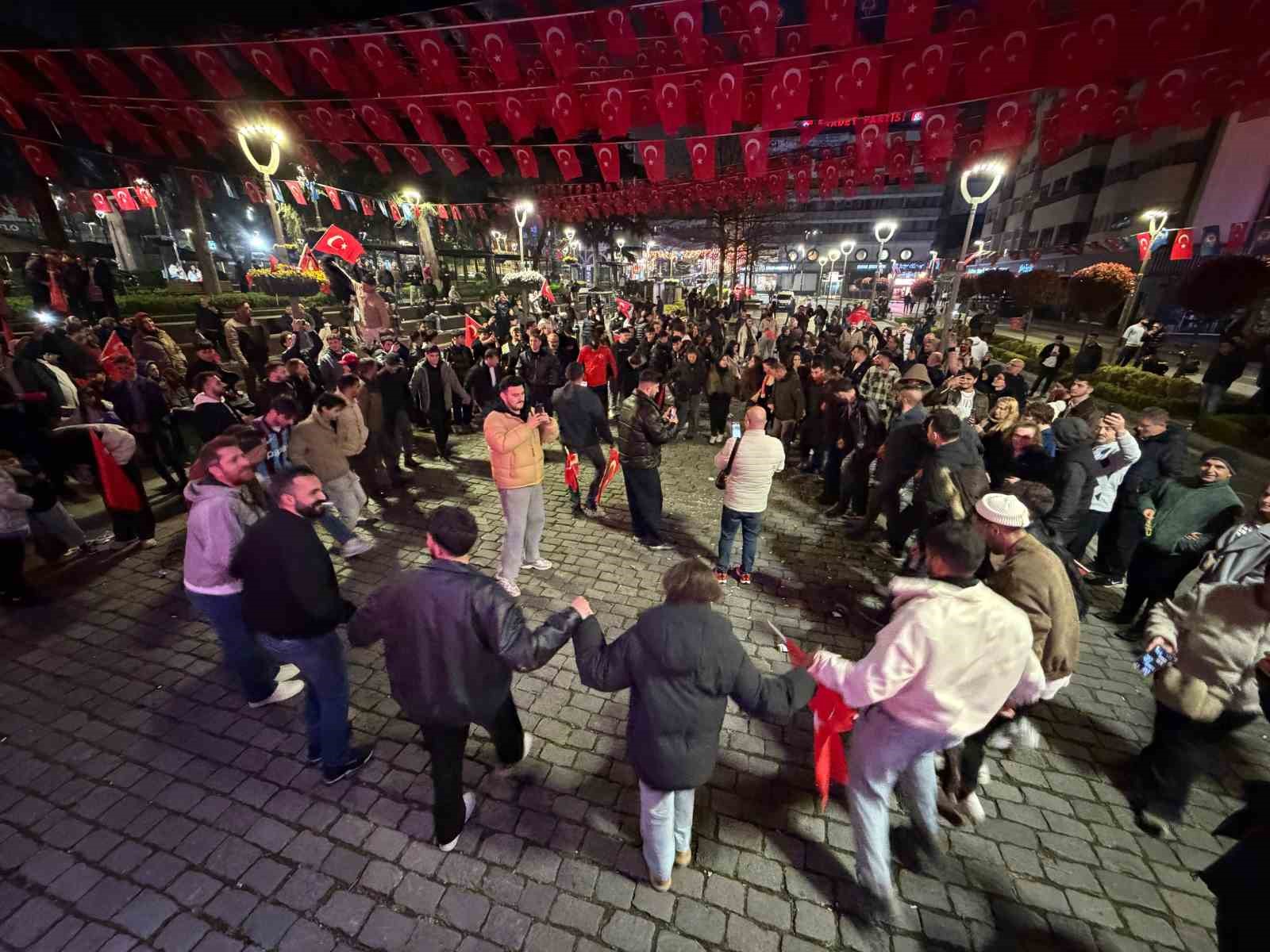 A Milli Futbol Takımı’nın, Dünya Kupası’na katılmaya hak kazanması Trabzon’da coşkuyla kutlandı
