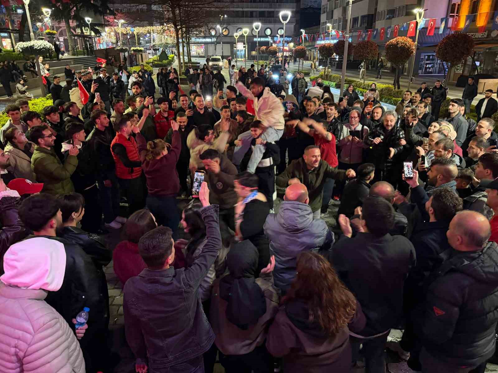 A Milli Futbol Takımı’nın, Dünya Kupası’na katılmaya hak kazanması Trabzon’da coşkuyla kutlandı

