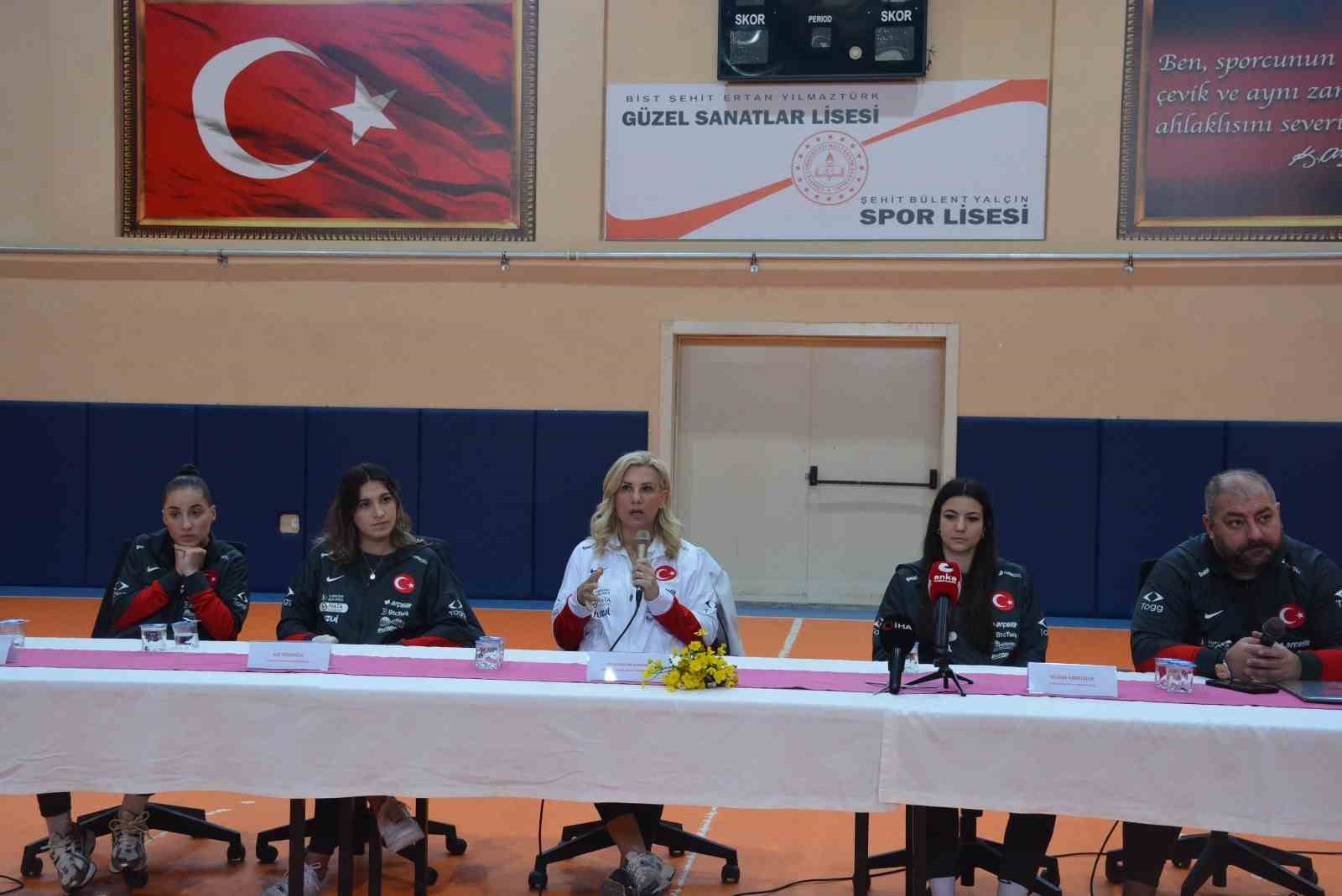 A Milli Kadın Futbol Takımı, Sinop’ta öğrencilerle buluştu
