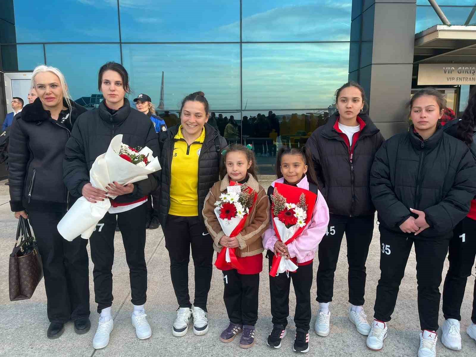 A Milli Kadın Futbol Takımı’na, Sinop’ta coşkulu karşılama
