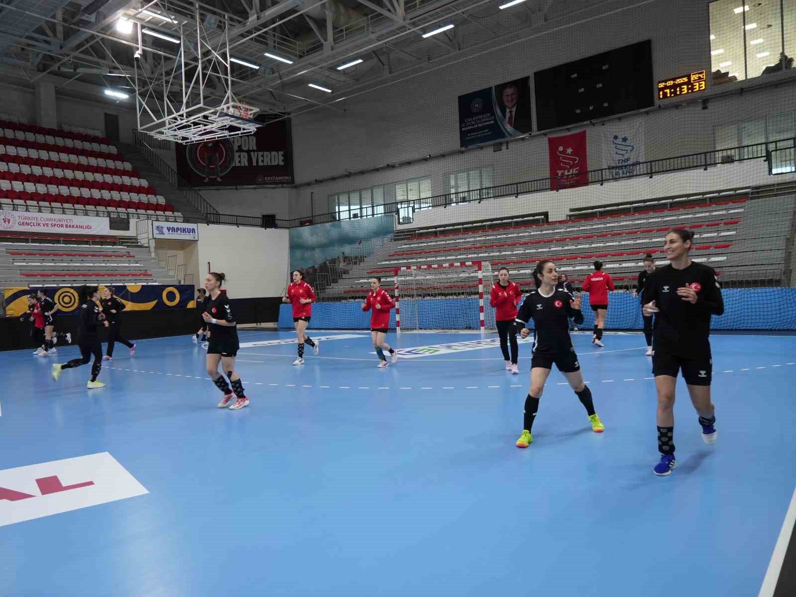 A Milli Kadın Hentbol Takımı, Çekya maçının hazırlıklarını Kastamonu’da sürdürdü
