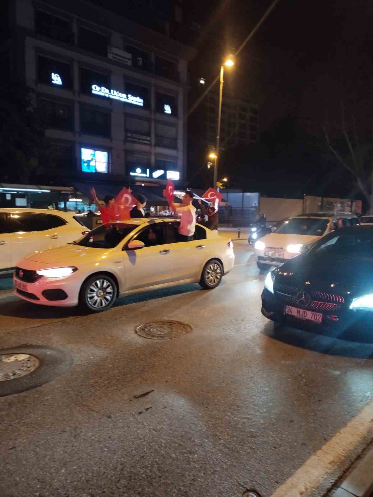 A Milli Takım’ın Dünya Kupası bileti alması vatandaşları Bağdat Caddesi’ne döktü
